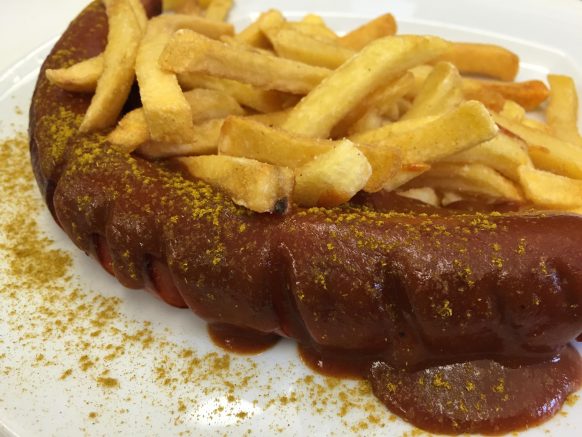 Currywurst Pommes